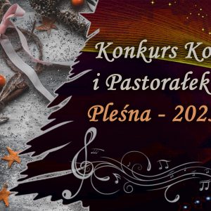 Napis: "Konkurs Kolęd i Pastorałek Pleśna 2025" na tle złożonym z kokard, szyszek i bombek choinkowych